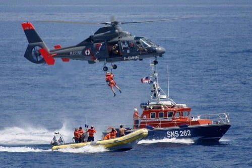 AGENCE DE MONACO / IMAGE DU JOUR / LA MARINE NATIONALE, LA SNSM AINSI QUE LES POMPIERS DE MONACO EN DEMONSTRATION EN MER. ICI UN HELITREUILLAGE D'UN HOMME A PARTIR D'UNE EMBARCATION.