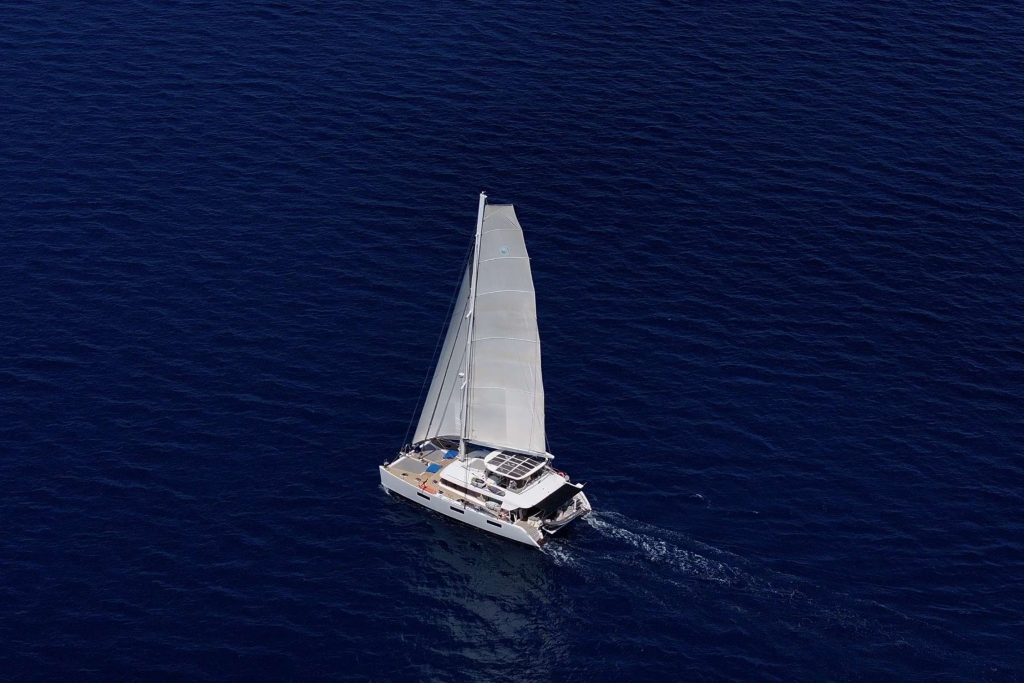 Croisière privée en catamaran dans un lagon tropical