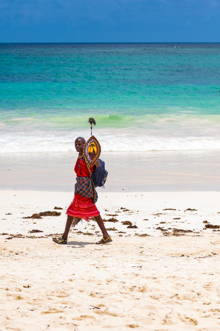 Safari Kenya & océan Indien : grande faune et plages sauvages beach, leisure time, sand, sea, pleasure, lifestyle, coast, man, people, ocean, travel, boy, culture, africa, kenya, diana beach, to travel, masai, clothing, tradition, traditional, vacations, togetherness, teenager, masculine, smartphone, technology, communication, portrait, relaxed, local, village, beach boy, souvenir, coloured, colour, people, kenya, masai, masai, masai, masai, masai